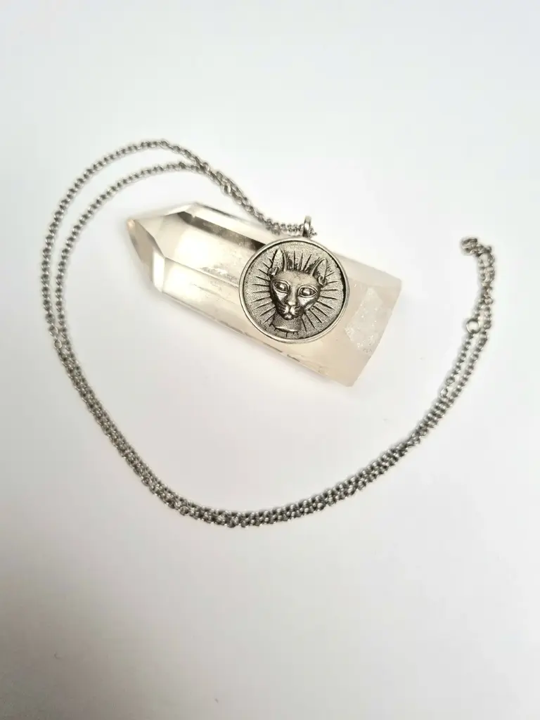 Halskette-Katzen-Amulett-silbern-Shamanika-3.webp