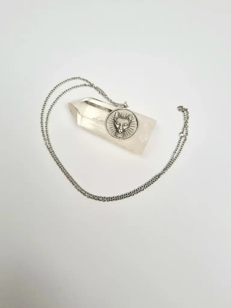 Halskette-Katzen-Amulett-silbern-Shamanika-2.webp