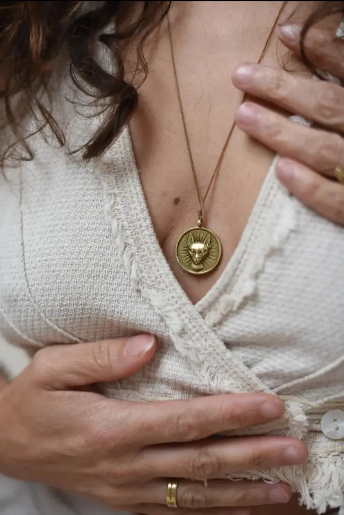 Bastet Messing Münzen Anhänger mit gewachstem Baumwollband